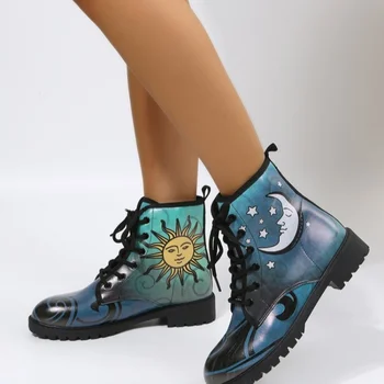 Zimske ženske čizme do 2022 godine, funky ženske cipele s visokim берцем, čizme na platformu, ženske cipele na prosjeku petu sa uvezivanje i okruglim vrhom, s uzorkom Sunca i Mjeseca
